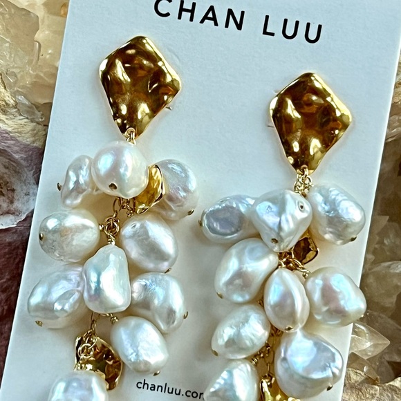 πΊπHPππΊ NWT Anthropologie Chan Luu Gold and Pearl Cluster Chandeliers - Picture 7 of 15